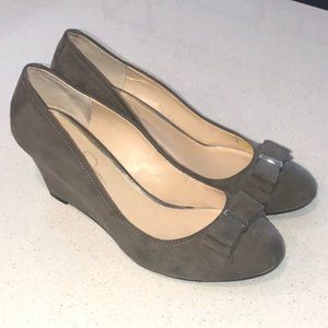 Jessica Simpson Savitaa Wedge with Bow Detail in Size 10M